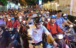TP.HCM: Kẹt xe kinh hoàng, đường Ung Văn Khiêm "đóng băng" hàng giờ