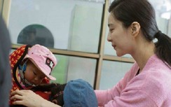 Phạm Băng Băng cố vui vẻ với trẻ em Tây Tạng sau khi phải thở bằng bình oxy