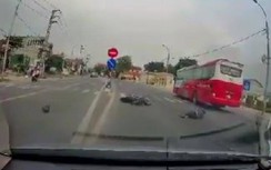 Video: Rợn cảnh pha đâm va tàn khốc của xe khách vào người đi xe máy