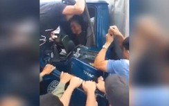 Video: Hàng chục người phá cửa, cứu tài xế bị kẹt trong cabin sau tai nạn