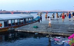 Phạt thuyền rồng đậu “chui” bến cầu đi bộ gỗ lim sông Hương