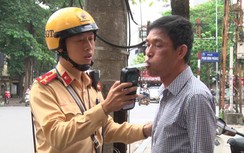 Video: CSGT Hà Nội xử kịch khung với lái xe “ma men”