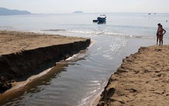 Nước thải đen ngòm, hôi thối xả ra biển Nha Trang