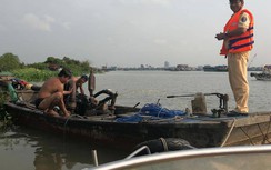 Bắt quả tang 2 ghe hút cát trái phép trên sông Đồng Nai
