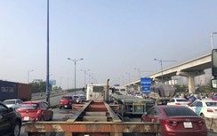 TP.HCM: Xa lộ Hà Nội kẹt cứng, kéo dài hàng cây số