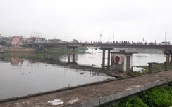 Hà Nam: Xe tải lao xuống sông Đáy ở Thành phố Phủ Lý