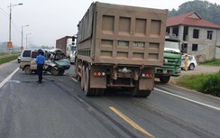 Đấu đầu xe tải, nữ tài xế xe "su cóc" bị thương trên quốc lộ