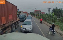 Video: Tài xế container dạy những lái xe khôn lỏi bài học thích đáng