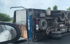 Video: Ô tô con húc xe tải trên cao tốc, hai tài xế thoát chết ngoạn mục