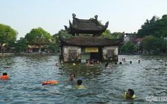 Chùm ảnh: Trẻ em ngoại thành Hà Nội giải nhiệt tại “hồ bơi” nghìn năm tuổi