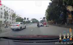 Nữ tài xế ô tô "diễn xiếc" trên đường, 2 người đi xe máy vạ lây