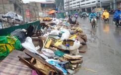 Người dân khốn khổ với rác thải trên đoạn đường "cong mềm mại" của Hà Nội