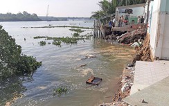 Nhiều căn nhà ven sông Vàm Cỏ Tây bị “bà thủy” nuốt chửng