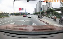 Video: Xe máy vượt đèn đỏ và cái kết thảm khốc trên giao lộ