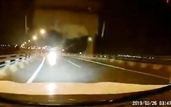 Video: Xe máy đi ngược chiều đâm ô tô, hai thanh niên nhập viện trong đêm