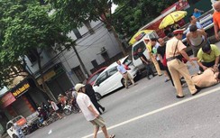 Hà Nội: Trung úy CSGT bị thanh niên xăm trổ tông gục trên QL32