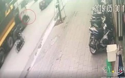 Tai nạn kinh hoàng trên đường phố Hà Nội vì vượt đúng "điểm mù" xe tải