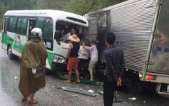 Xe buýt va chạm xe tải, 2 tài xế bị thương nặng ở Sơn La