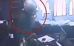 Video: Phút nghẹt thở khi tên cướp xông vào ngân hàng Agribank tại Phú Thọ
