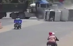 Video: Kinh hoàng khoảnh khắc xe đầu kéo đâm xe tải