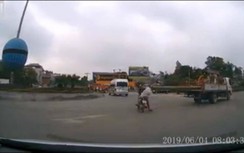 Video: Kinh hoàng người đi xe máy bị hạ gục bởi cột sắt lớn trên xe tải