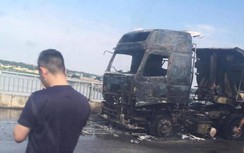 Xe tải bất ngờ bốc cháy dữ dội trên cầu Hạc Trì, Phú Thọ