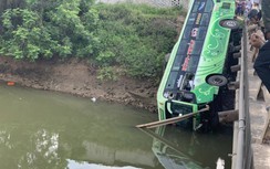 Xe khách lao xuống sông ở Thanh Hóa, 1 người chết, nhiều người bị thương