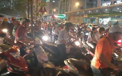 Đường phố Hà Nội hỗn loạn, ùn tắc kéo dài do mưa giông đúng giờ tan tầm