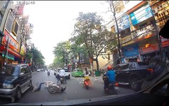 Video: Hú vía cảnh người phụ nữ suýt chui gầm ô tô vì sử dụng điện thoại