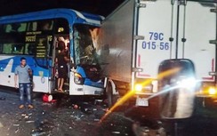 Đồng Nai: Xe khách đối đầu xe tải 2 người bị thương trên QL1