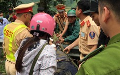 Video: Hiện trường xe 7 chỗ bị xe 4 chỗ húc lao xuống vực ở Lào Cai