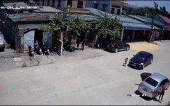 Video: Rợn tóc gáy cảnh cháu bé băng ngang đường bị ô tô húc bay