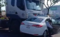 Video: Thót tim xe đầu kéo ủi taxi hàng chục mét ở Đà Nẵng