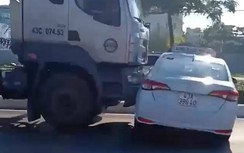 Video: Xe đầu kéo đâm văng taxi trên đường phố Đà Nẵng