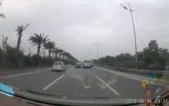 Video: Rợn tóc gáy cảnh hai ô tô dồn ép, tạt đầu nhau trên đường ra sân bay