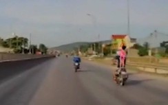 Video: Hãi hùng cảnh bố chở con gái làm xiếc trên quốc lộ