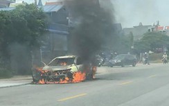Xe Toyota Vios bốc cháy dữ dội giữa trưa nắng