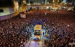 Video: Biển người biểu tình Hồng Kông nhường đường cho xe cứu thương