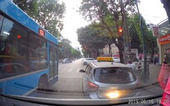 Video: Tài xế taxi nhất quyết không nhường đường xe cứu thương