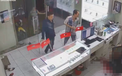 Video: Kinh hoàng cảnh tượng vô cớ chém người tại cửa hàng điện thoại