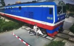 Video: Cố vượt barie đường sắt, người đi xe máy suýt bị tử thần đón