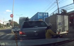 Video: Người phụ nữ luồn lách cắt mặt xe container và cái kết rợn tóc gáy