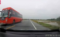 Video: "Vật thể lạ" quăng ra từ xe khách khiến tài xế ô tô khiếp vía