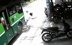 Video: Kinh hoàng khoảnh khắc người đàn ông đi xe máy bị... xe buýt cán