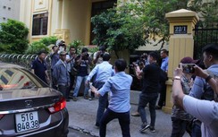 Xử kín vụ dâm ô: Ông Nguyễn Hữu Linh vừa đi vừa chạy vào phòng xử án