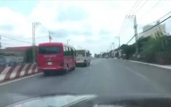 Video: Điếng hồn cảnh hai xe khách rượt đuổi, chèn ép nhau trên quốc lộ
