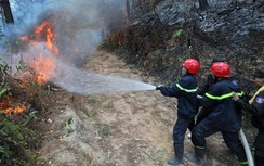 Lãnh đạo tỉnh đến hiện trường chỉ đạo chữa cháy rừng ở Huế