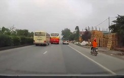 Video: Thót tim cảnh xe khách và xe buýt rượt đuổi, chèn ép nhau trên đường