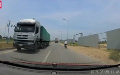 Video: Hãi hùng cảnh xe tải trốn vé, chạy ngược chiều trên quốc lộ