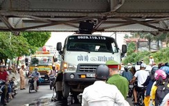 Video: Xe cứu hộ mắc kẹt hy hữu dưới gầm cầu Long Biên